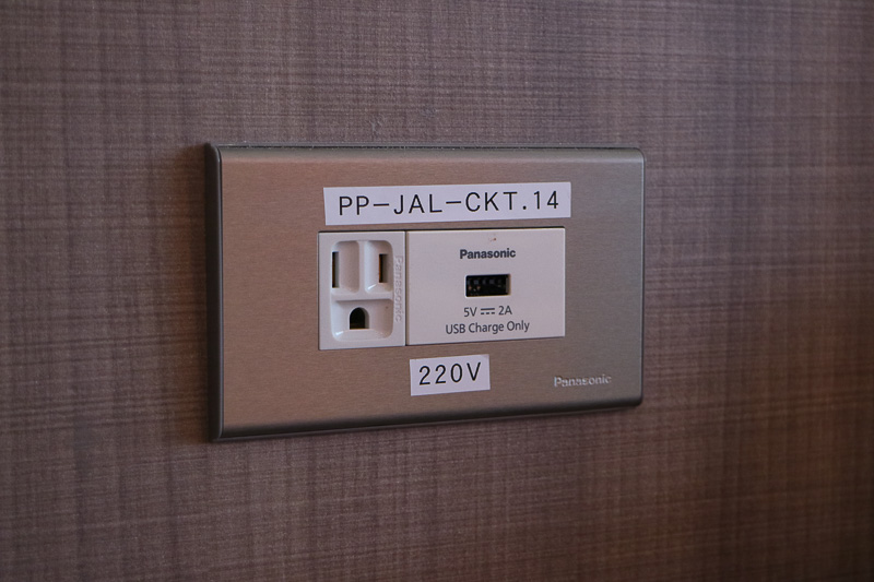 ラウンジスペースは全席AC電源を備える