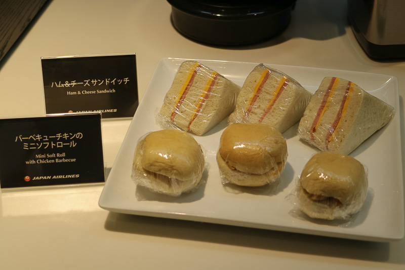 ハムチーズサンドイッチとバーベキューチキンのミニソフトロール