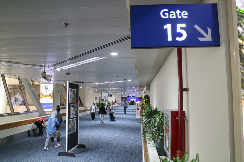 JALのサクララウンジは、第1ターミナル 出国エリア3階、15番ゲートと9番ゲートの間にある