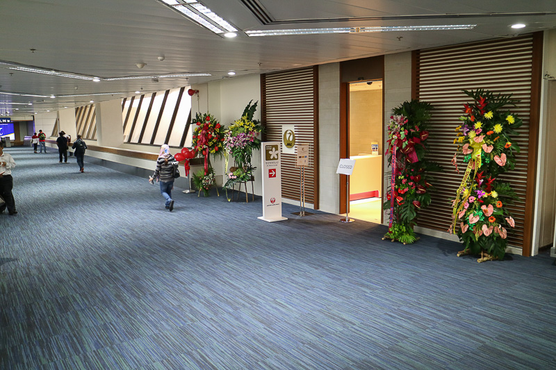 JALのサクララウンジは、第1ターミナル 出国エリア3階、15番ゲートと9番ゲートの間にある