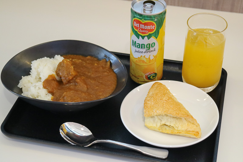 特製カレーは肉がごろごろと贅沢に入った欧州風カレー