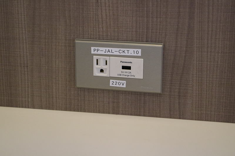 窓側の席は全席AC電源コンセントとUSBポートを備える