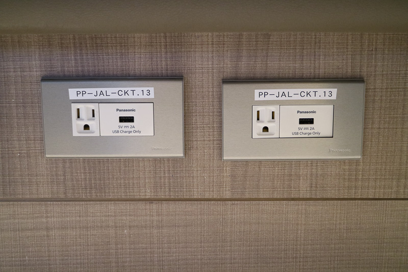 ソファー側の席は足下に電源が設けられている。テーブルを挟んだ対面のイス席にだけ電源はないが、連れとソファー席側の電源をシェアすれば問題なさそうだ