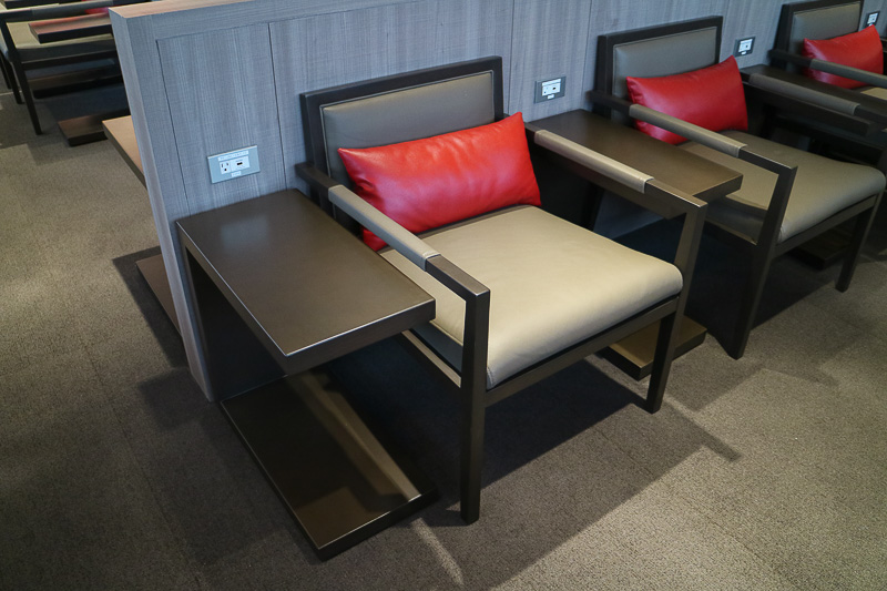 ラウンジスペースのイス