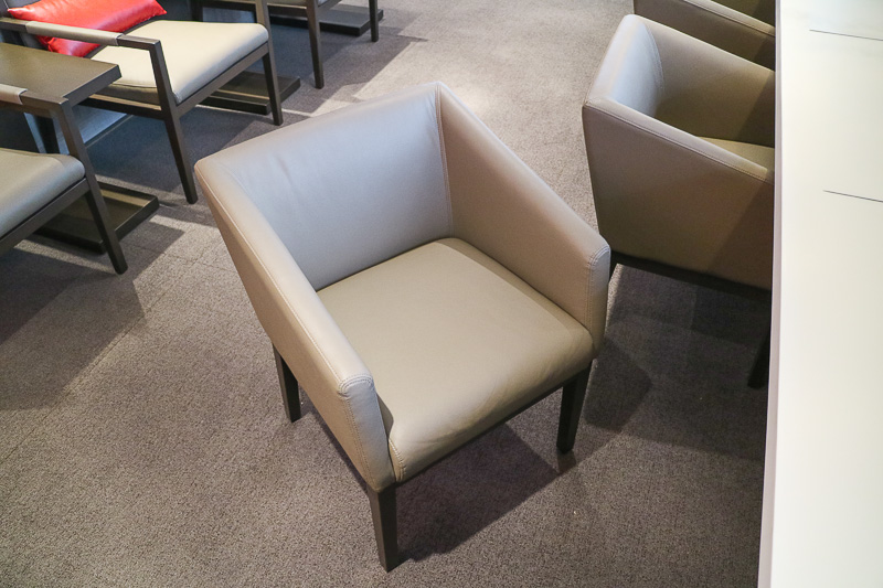 ラウンジスペースのイス
