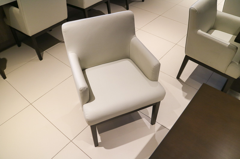 ダイニングスペースのイス