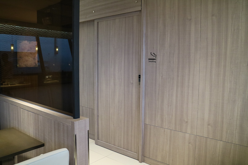 喫煙ブースは二重扉と空調を備えている