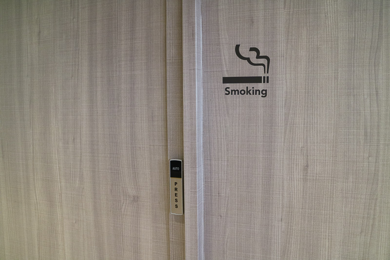 喫煙ブースは二重扉と空調を備えている