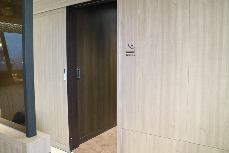 喫煙ブースは二重扉と空調を備えている