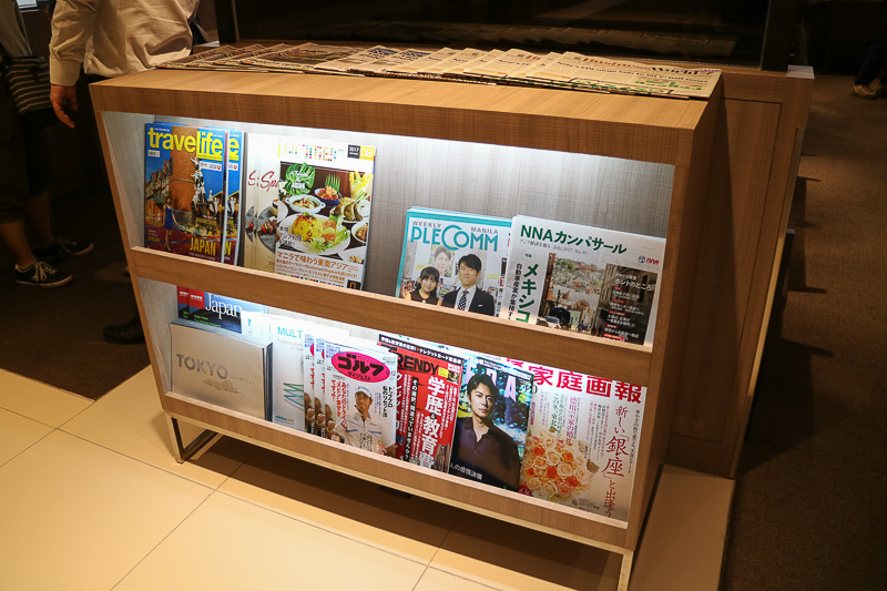 マガジンラックには日本の日経、朝日、読売新聞なども用意している