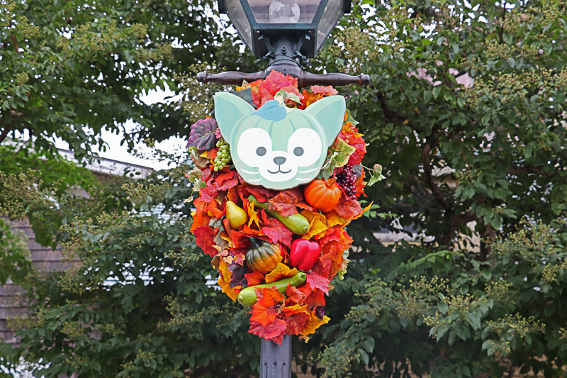 街灯ごとにダッフィー、シェリーメイ、ジェラトーニ、ステラ・ルーが飾り付けられている