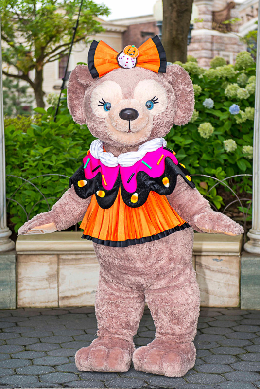 シェリーメイは「かわいいカップケーキ」をイメージした衣装（画像提供：オリエンタルランド）