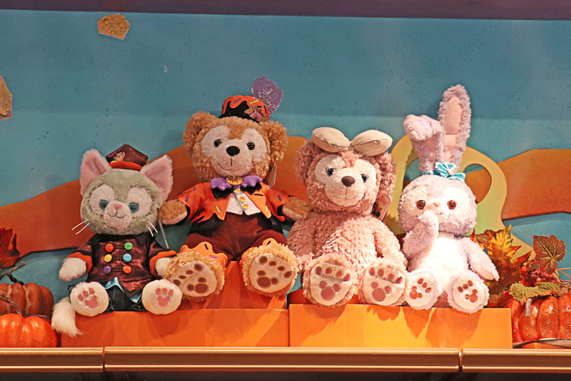 壁の上部には仮装姿のダッフィーたちも飾られている