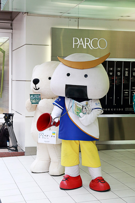 むすび丸は赤いメガホンを首から下げた「スポーツバージョン」で参加