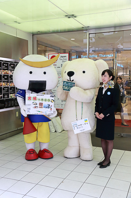 むすび丸は赤いメガホンを首から下げた「スポーツバージョン」で参加