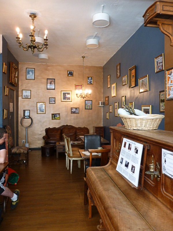 ほぼすべての写真のどこかに猫がいます！