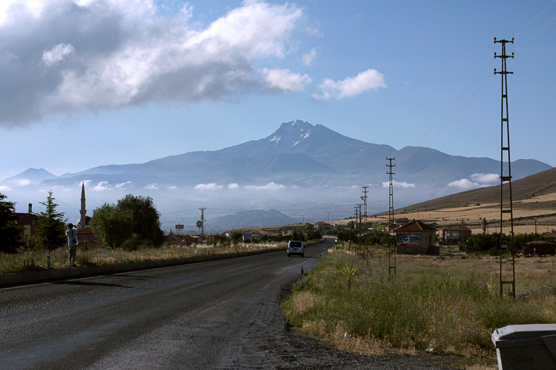 トルコで2番目に高い山「エルジエス」。標高は3916メートル。数百万年前の火山活動がカッパドキアの特徴的な奇岩を生み出した