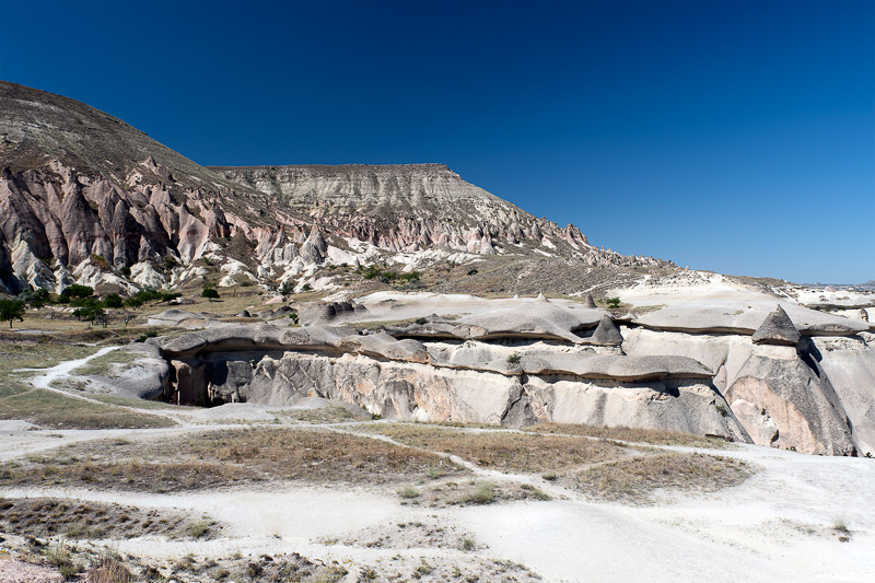 さらに上へと上る。抜けるような青い空と凝灰岩のコントラストが鮮やかだ