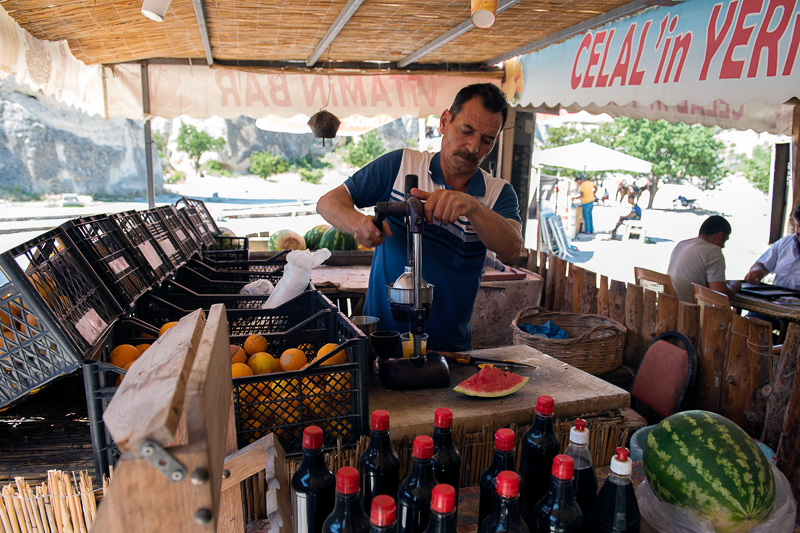 ジュースバー。おじさんがその場でガシガシ搾ってくれる