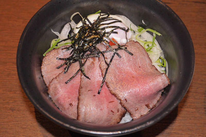 但馬牛のローストビーフ丼 朝倉山椒添え（兵庫県・兵庫県養父市ハチ高原）