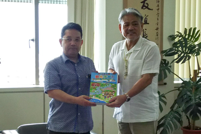 沖縄県 教育委員会 委員長 平敷昭人氏（左）と沖縄観光コンベンションビューロー 会長 平良朝敬氏（右）