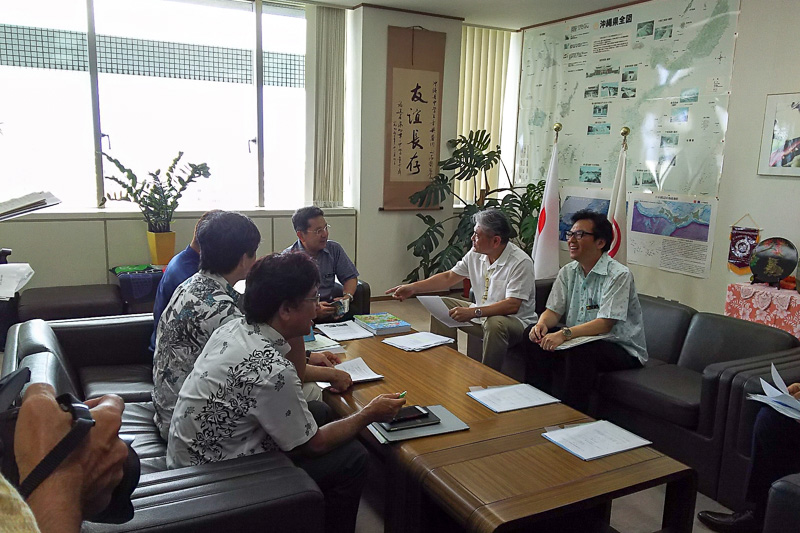 沖縄県庁内にある沖縄県教育庁にて贈呈式が行なわれた。終始、和やかな雰囲気であった