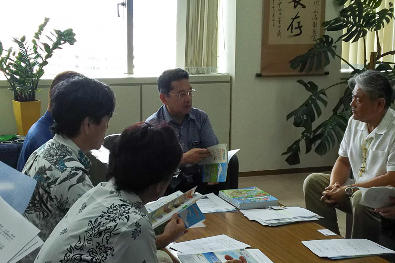 教材を手に、さらなる活用を進めていきたいと語る平敷委員長（中央）。右は平良会長