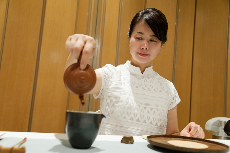 まるで紅茶のような風味の「東方美人（Oriental Beauty）」という名前の烏龍茶。特定の虫（小緑葉蝉）に食べられ、特殊な反応を起こした茶葉を使っているとのこと