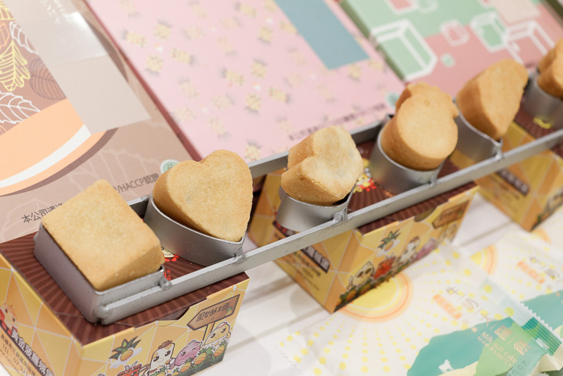 単純な四角ではない、バリエーション豊かな形のパイナップルケーキを客自ら作れるという