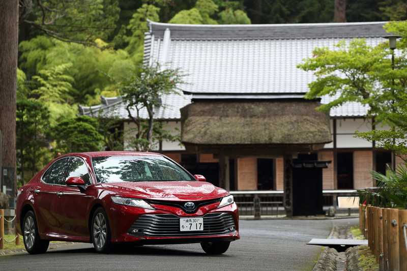 鮮やかなエモーショナルレッドのトヨタ自動車「カムリ」で宮城に行ってきた