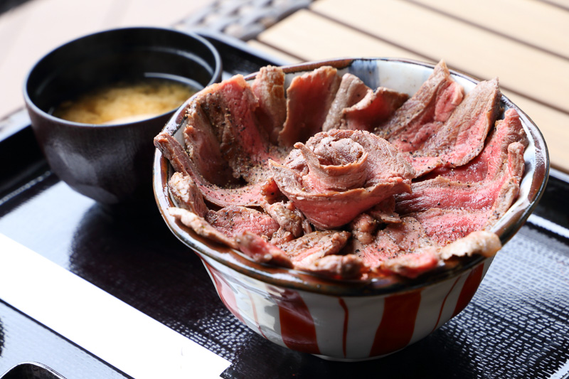 サーロインステーキ丼（2700円、写真左）や那須野ヶ原ステーキ丼（3024円、写真右）など地元特産品を活かしたお肉料理も充実