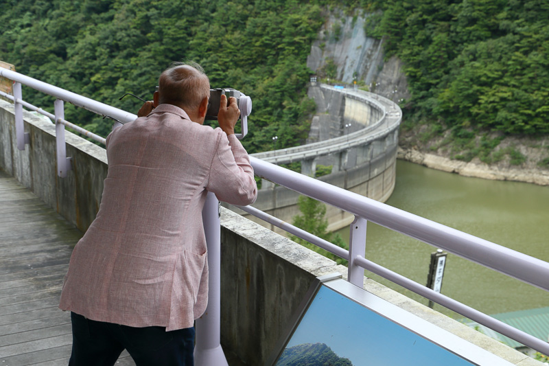 観光地によくある双眼鏡で巨大なダムを間近に見ることができる