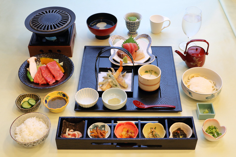 鳴子・鬼首は昼夜の温度差と恵まれた土壌による豊かな農作物が自慢。今回の夕食は和風懐石をチョイス。気仙沼産ふかひれの海鮮鍋、たらの芽やふきのとうの天ぷらなどの名物料理が並ぶ