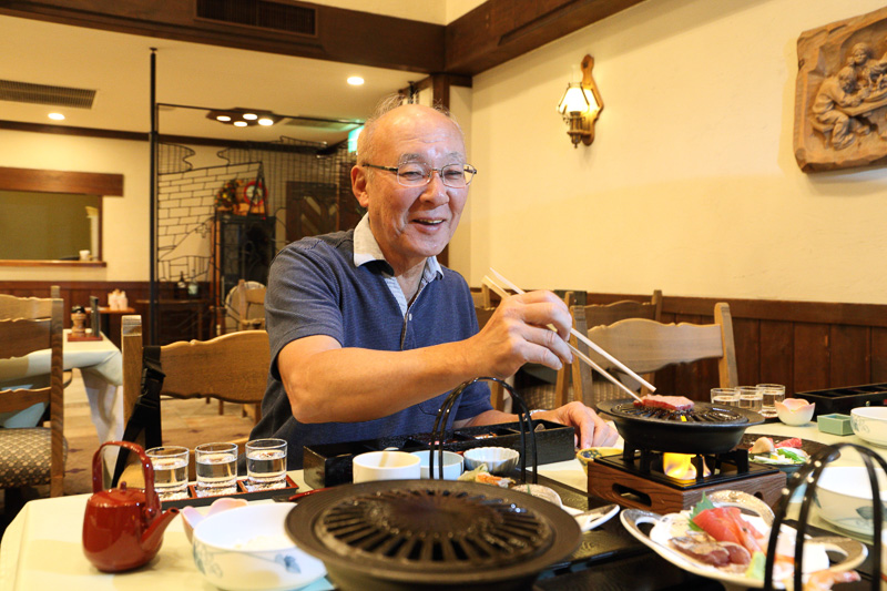 仙台名物の牛タンは陶板焼きでいただく