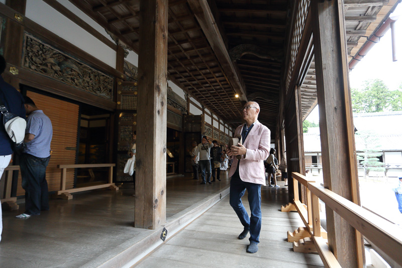 平成の大修理が行なわれている国宝 瑞巌寺の参道を散策し、中門から本堂へ。空中孔雀の間から仏間、文王の間と、その荘厳な佇まいは震災前と何ら変わっていない