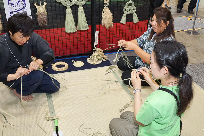 わら細工の体験コーナー