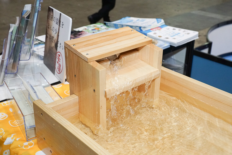 手触りを確かめられる。湯は循環させていてリアル