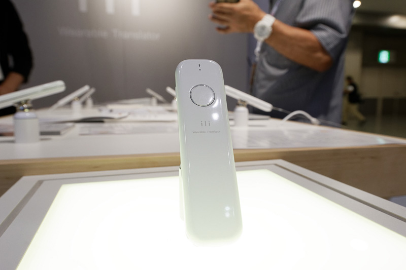 片手で軽く持てる細長くコンパクトなデバイス