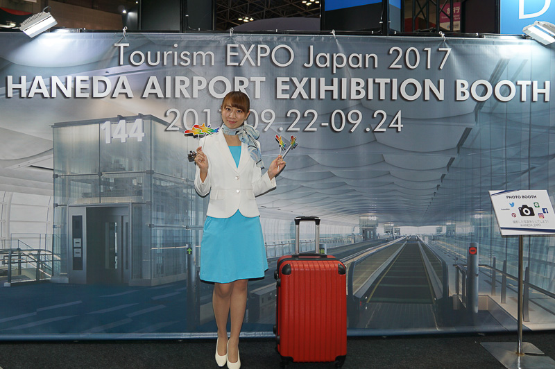 羽田空港のブースに用意されている撮影コーナー。コンパニオンと一緒に撮影もできる