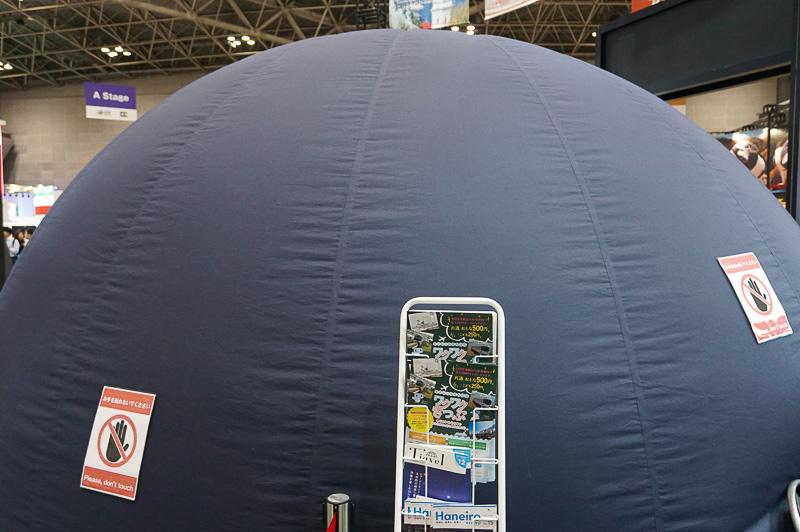 ドーム型シアターを横から見たところ