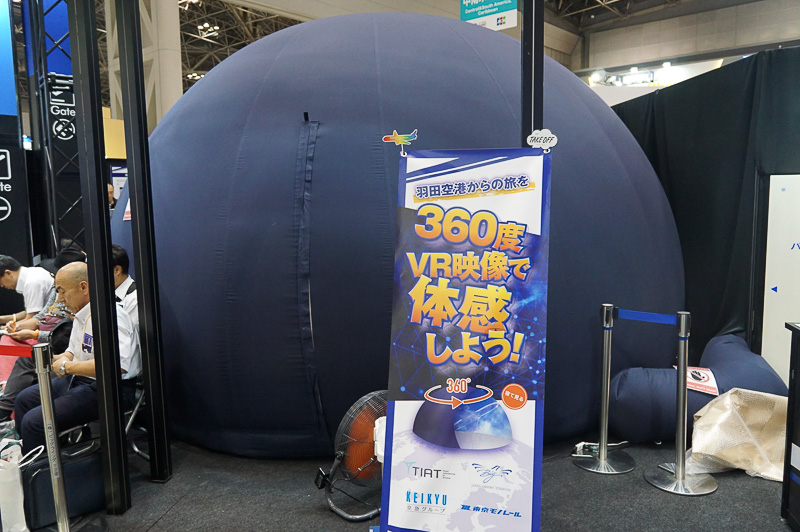 ドーム型シアターの入口