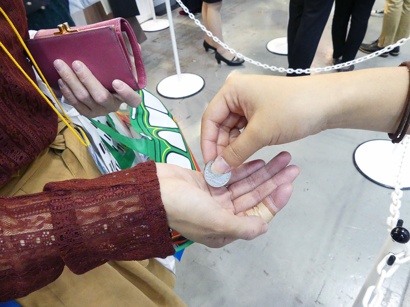 係の人から投票用のコインを一人1枚手渡される