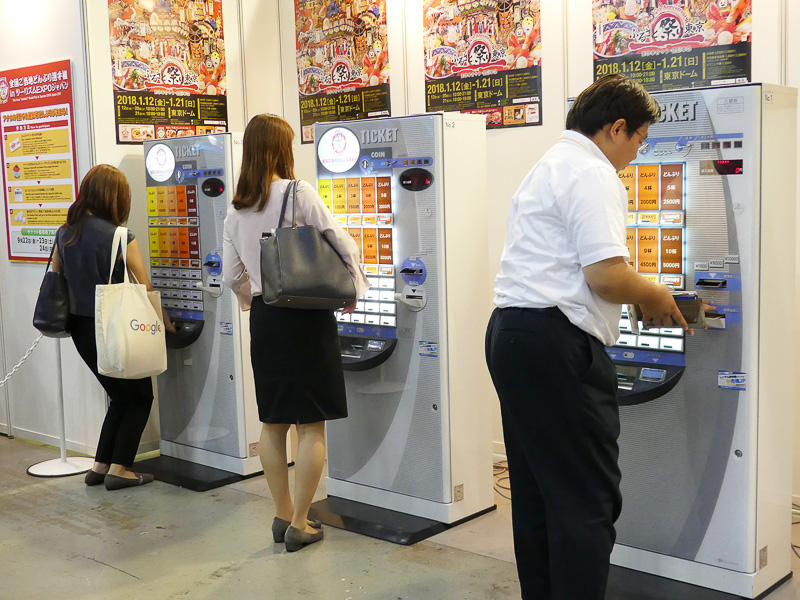 チケット自販機。一番多いものでどんぶり10杯5000円というボタンがある