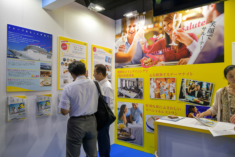 ブース内では10月から運航する日本発着太平洋周遊クルーズを紹介している