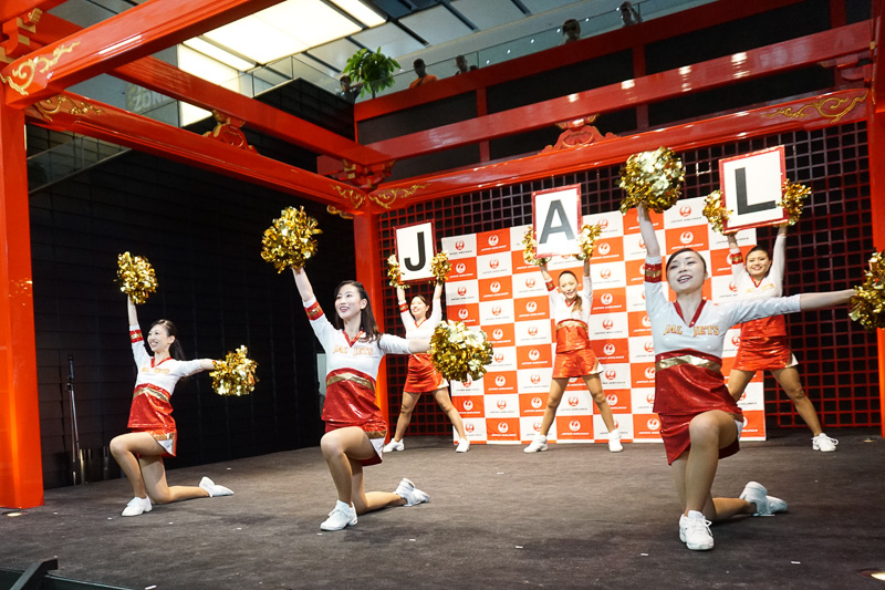 オープニングのダンスを披露した「JAL JETS」のメンバー