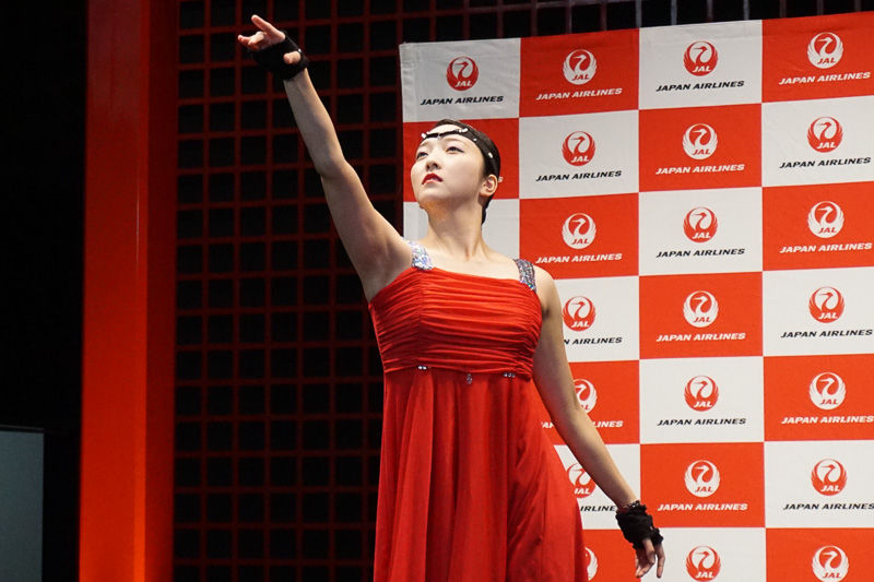 空港スタッフがソロで披露した「美女と野獣」