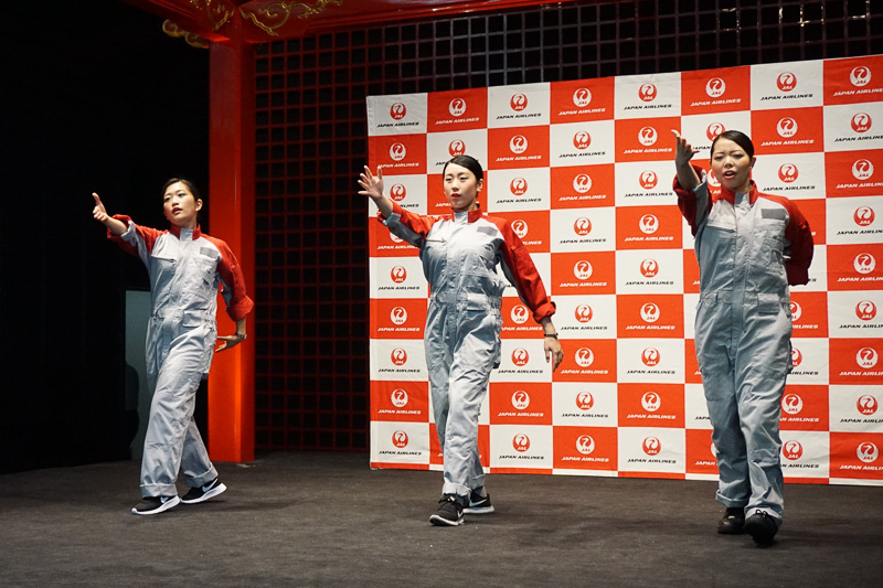 空港スタッフによる「HIPHOP」