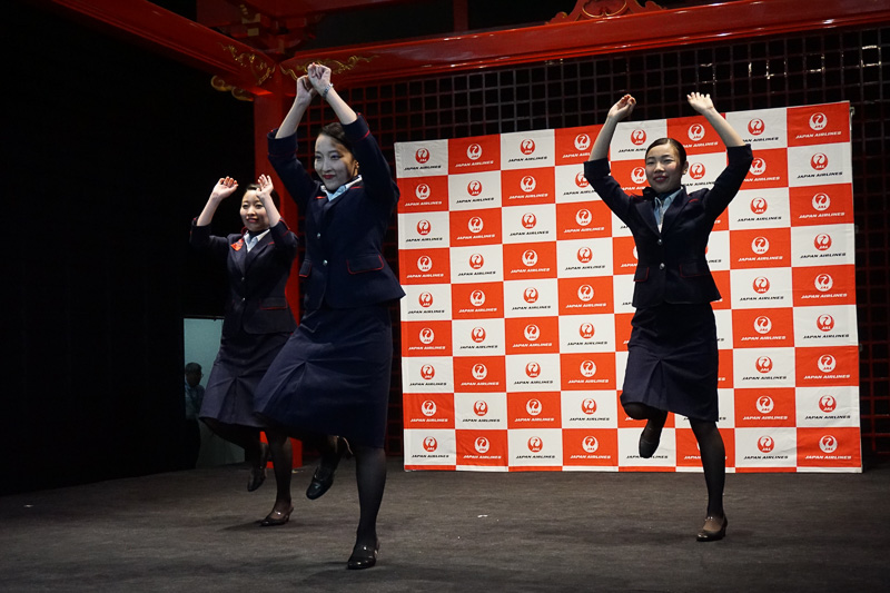 空港スタッフによるダンス