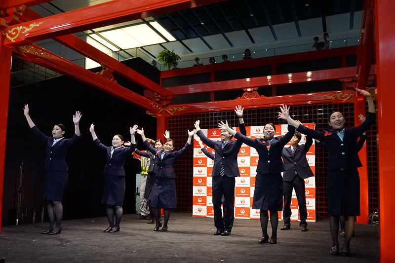 空港スタッフによるダンス