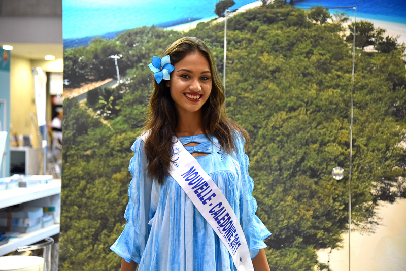 ニューカレドニア観光局/エア・カレドニア・インターナショナル航空ブースでは笑顔が眩しい「NOUVELLE・CALEDONIE 2017」と一緒に記念撮影も楽しめる